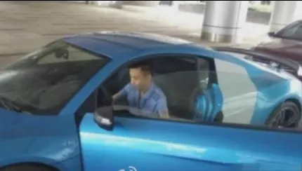 E şofer pe linia lui 104, dar acasă are, în garaj, un Lamborghini și un Audi R8. Cum explică bolizii