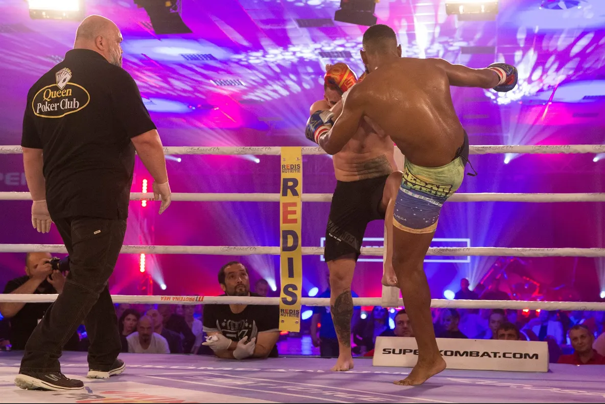 Spetcu a făcut meciul serii la Superkombat Bucureşti. Brazilianul Almeida, noul campion mondial