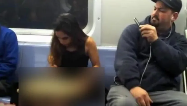 Călătorii din metrou au ÎNGHEŢAT! Ce s-a apucat să facă o tânără în văzul tuturor