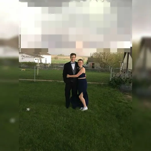Au făcut poza de cuplu înainte de bal, apoi toată lumea a văzut grozăvia din spatele lor. "Fugiți!"
