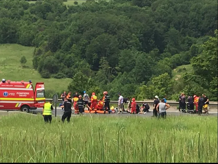 O blondă celebră din România, în doliu. Vărul ei a murit în accidentul de autocar de la Brașov
