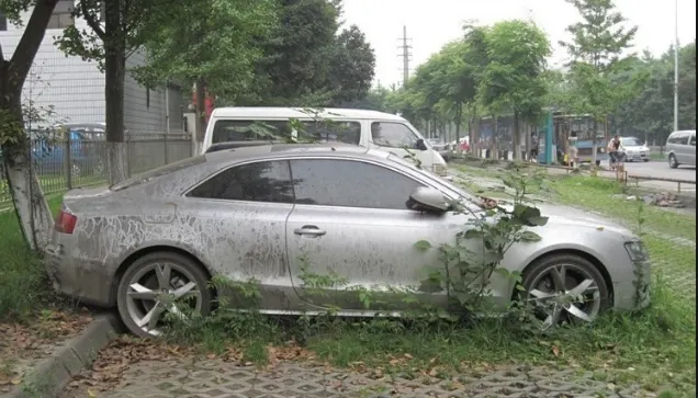 Zeci de maşini de lux, părăsite într-o parcare-fantomă din China