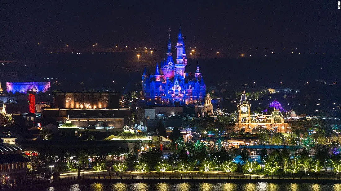 Efectele crizei COVID-19: Disney trimite în concediu fără plată 100.000 de angajați ai companiei