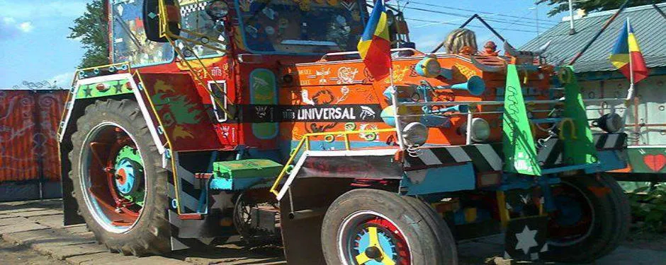 Cum arată cel mai tunat TRACTOR din ţară. Are pe el surprize Kinder, magneţi de frigider şi potcoave