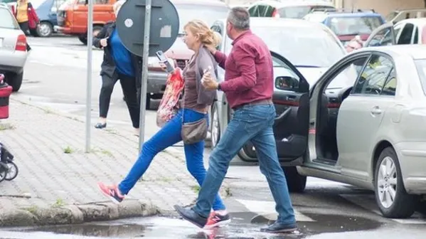 Politicianul agresor dă vina pe victimă. "Să îmi mulţumească pentru că a rămas în viaţă"