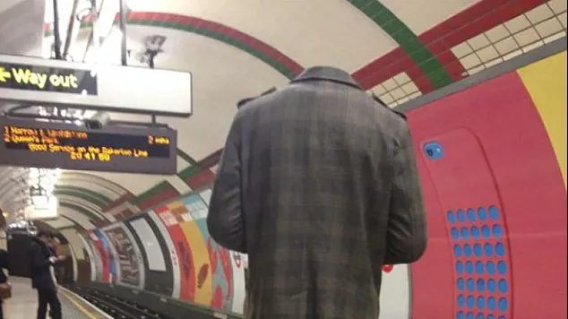 A văzut la metrou un călător fără cap. S-a apropiat și l-a tras de haină. El s-a întors și... șoc!