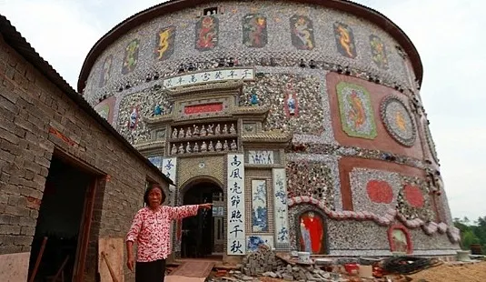 Cum arată castelul de porțelan din China. O femeie de 86 de ani a cheltuit o avere ca să-l ridice