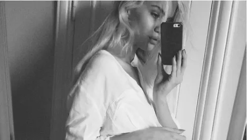 Care e motivul pentru care tânăra din fotografie nu găseşte de lucru ca model 