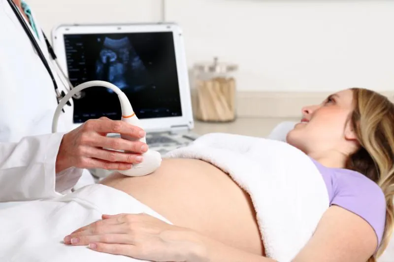Și-a însoțit soția gravidă la medic. S-a uitat pe ecograf și ȘOC! Ce se afla în pântecul femeii