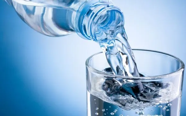 Ce efecte are consumul zilnic de apă minerală carbogazoasă, dar și care sunt contraindicațiile consumului, conform specialiștilor
