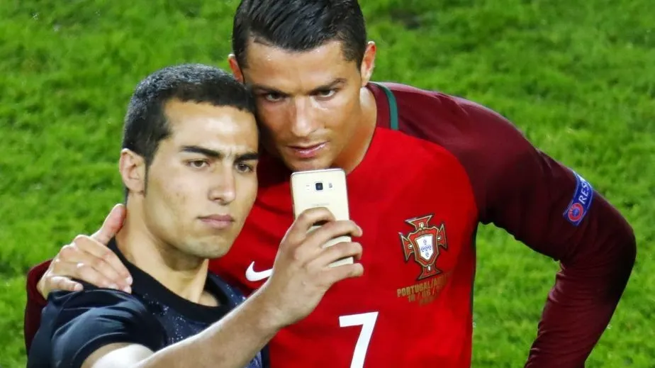 Amendă de la UEFA după selfie-ul făcut de Ronaldo cu un suporter. Motivul...