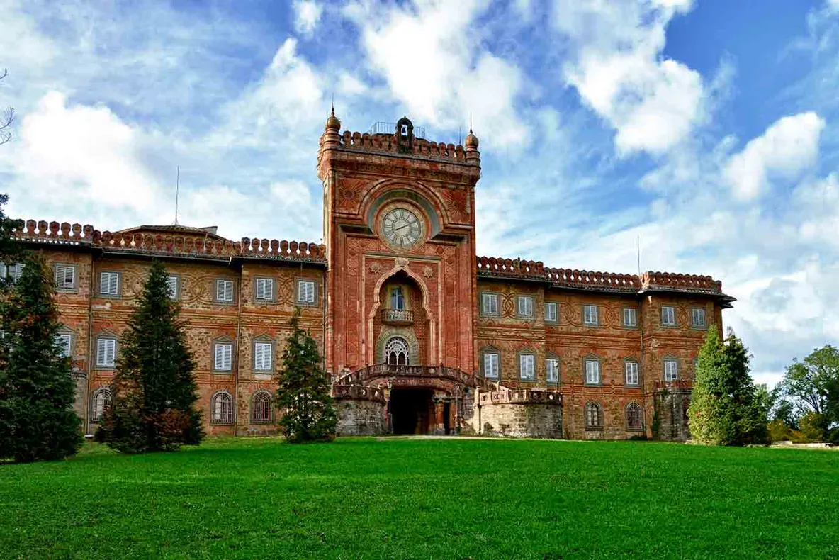 A găsit un castel abandonat în mijlocul pădurii şi a intrat. Imaginile fac senzaţie pe Internet