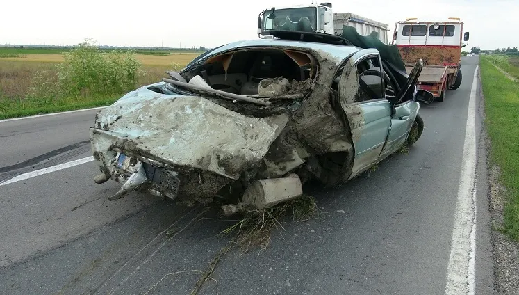 Accident cumplit la Brăila. Mașina s-a răsturnat de mai multe ori