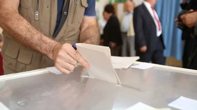 ALEGERI LOCALE 2016. Incidente la Timişoara. Ce făceau membri ai comisiei de vot cu buletinele