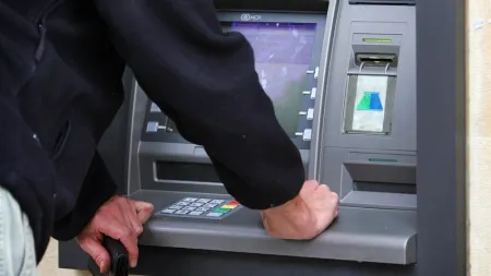 Bărbat din București, prins după ce a furat 2000 de euro din bancomate. Cum acționa