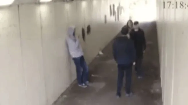 Doi bătăuși s-au luat de el și de prietena lui. Au primit o lecție șocantă