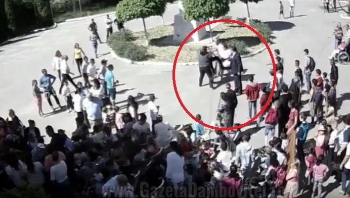 O profesoară a fost bătută la şcoală din cauza geloziei