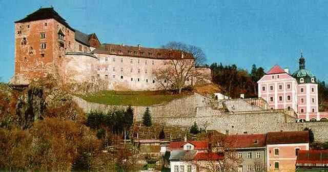 Comoară incredibilă descoperită într-un vechi castel european. Au dat podelele la o parte şi...