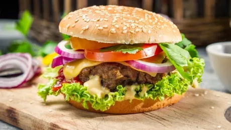 Dezgustător: ce a găsit un bărbat din Moldova într-un hamburger de vită - FOTO