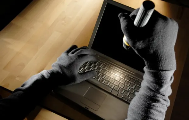 Şi-a setat laptopul să facă POZE la 3 încercări eşuate de parolă. A rămas MUT când a văzut spionul