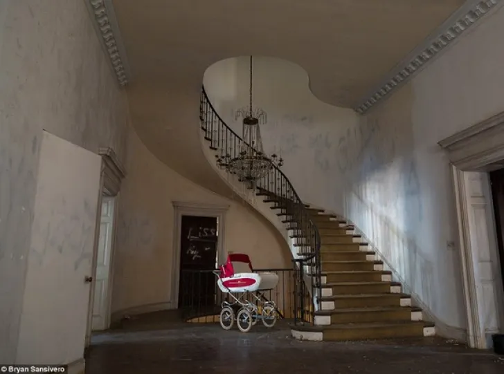 Imaginile care te vor bântui toată viaţa! Ce au descoperit într-un conac abandonat în anii '70