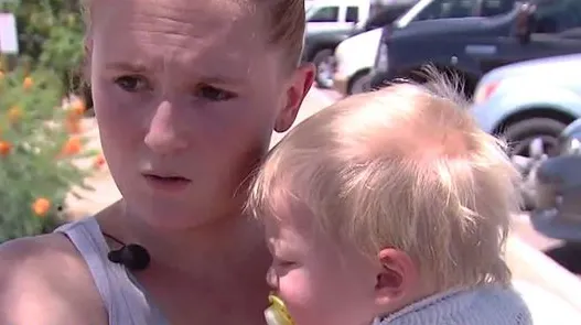 Un bebeluș a ajuns la spital după ce părinții s-au jucat așa cu el. Nu face aceeași greșeală