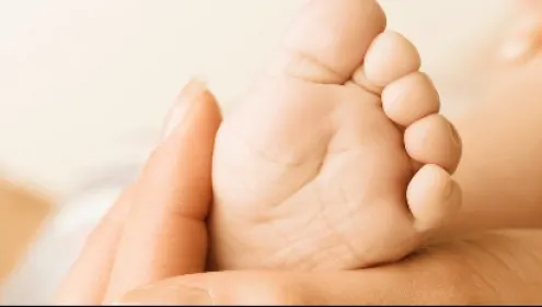 Medicii, uimiţi de semnul care i-a apărut unui bebeluş pe frunte, după naştere FOTO