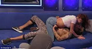 Scene de sex în direct şi sute de reclamaţii ale telespectatorilor, după o emisiune TV