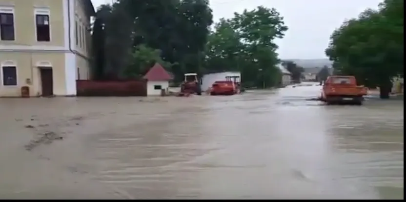 INUNDAŢII ÎN BISTRIŢA ŞI MARAMUREŞ. 50 de oameni evacuați, la Pietriș(Imaginile potopului)