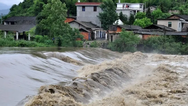 Cod PORTOCALIU de INUNDAŢII în mai multe judeţe din ţară. Harta zonelor afectate