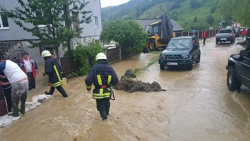 Peste 2.600 de locuinţe, curţi şi subsoluri ale unor imobile din 15 judeţe, afectate de inundaţii