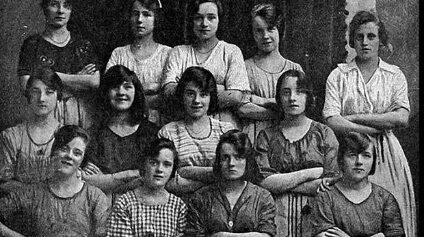 Detaliul înfiorător din această fotografie de la 1900. Poți să găsești mâna în plus din poză?