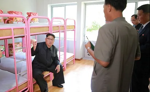 Detaliul şocant dintr-o fotografie cu Kim Jong-un. Dictatorul ar trimite la moarte pentru asta