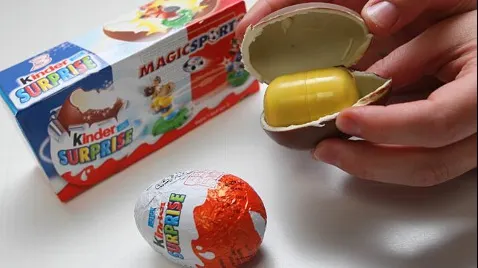 I-a cumpărat fiului un ou Kinder. Băiatul s-a grăbit să-l desfacă. Mama a alertat imediat poliția 