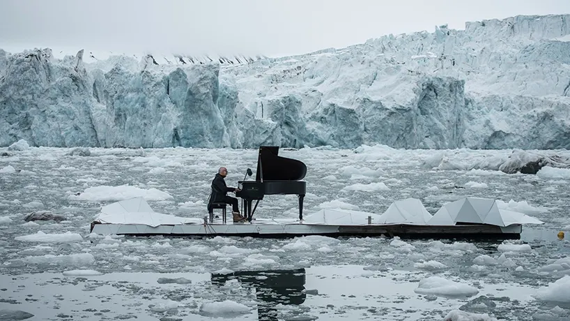 Toată lumea a îngheţat când l-a văzut! Un pianist a şocat Planeta pe un iceberg din Arctica