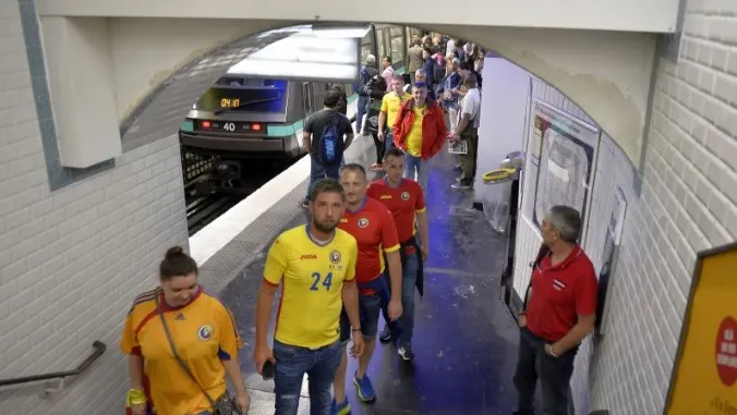 EURO 2016. ALERTĂ la Paris. Metroul, oprit. Au găsit un colet suspect. Români, blocaţi în tren