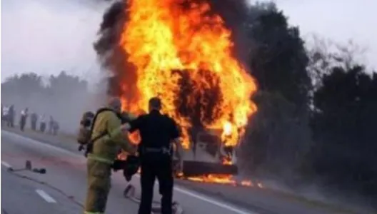 Un microbuz în care se aflau 14 persoane a luat foc în mers pe DN 2 în Buzău