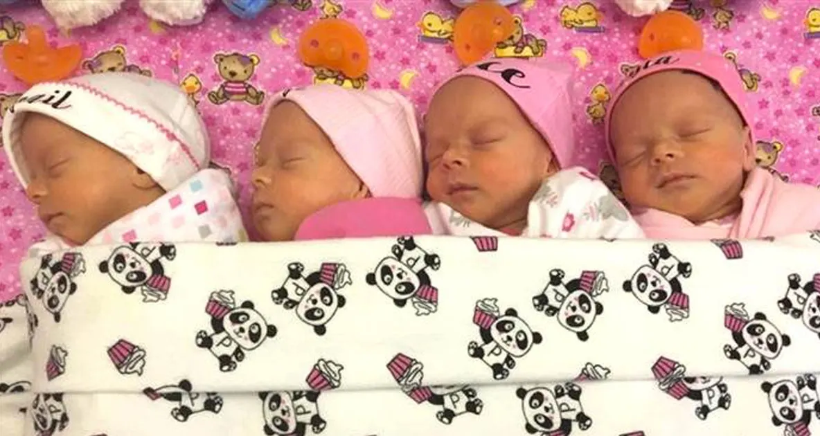 Mama a născut cvadrupleti. Apoi, medicul s-a uitat la fețele bebelușilor. A înțeles imediat că...