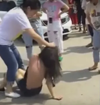 O soție înșelată a bătut amanta soțului în văzul lumii. Totul a fost filmat!
