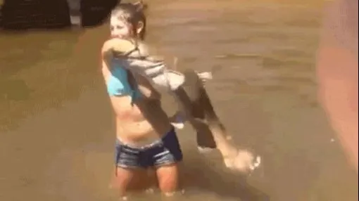 A prins un pește uriaș, cu mâna goală. Imagini uimitoare