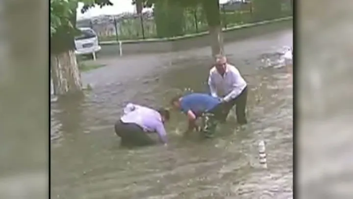 Hărnicie pe Facebook. Cum desfundă primarul din Curtea de Argeş o gură de canal