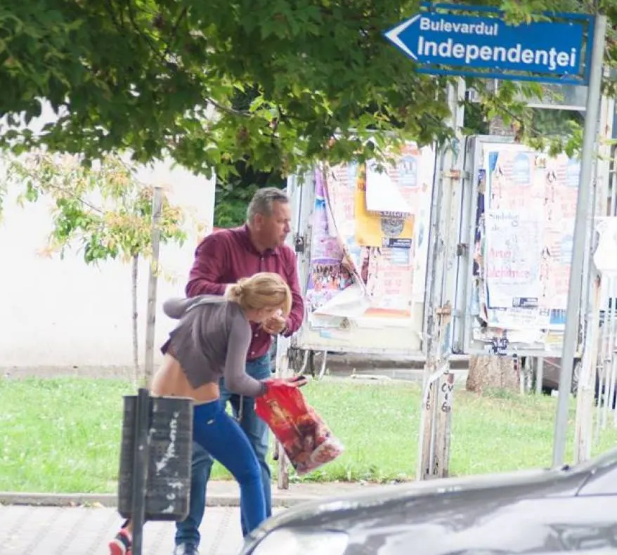 Vicepreşedintele PNL Bistriţa, exclus din partid. A fost fotografiat agresând o femeie pe stradă