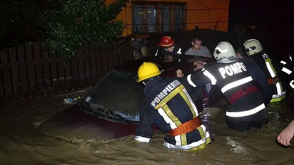 Inundaţiile fac ravagii. O femeie din Voroneţ a murit strivită de un copac, alta este dată dispărută