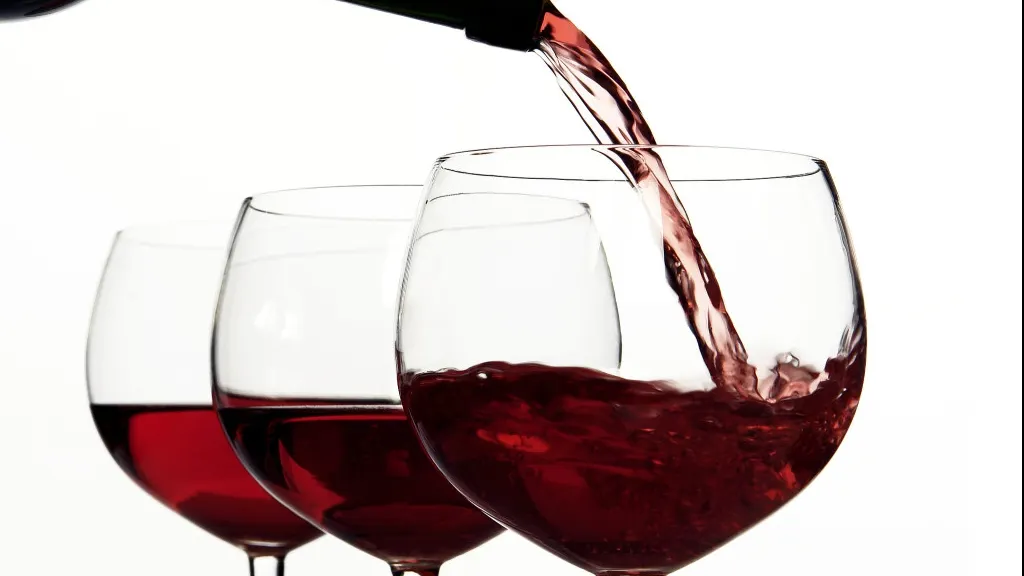 Bei vin ieftin? Mare atenție! Cum te poți îmbolnăvi
