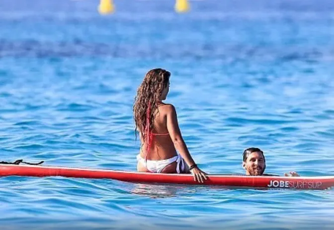 Cine credea că Messi e un "tocilar", s-a înşelat. Cum arată BOMBA SEXY cu care s-a afişat la mare