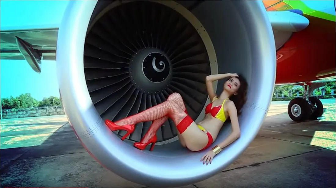 Stewardesele în bikini au transformat-o în prima miliardară din Vietnam
