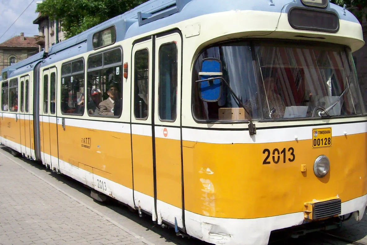 Tramvai scăpat de sub control la Timişoara după ce vatmanul a leşinat
