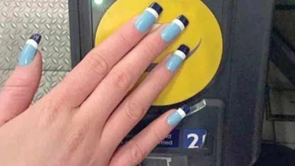 Şi-a apropiat unghiile de aparatul de taxat şi a intrat la metrou. Cum a fost posibil
