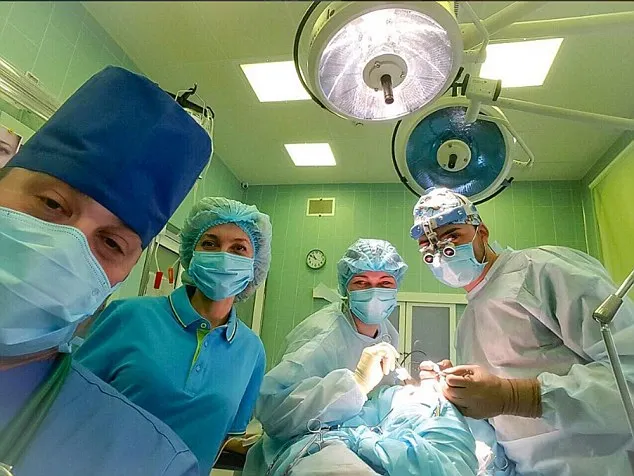 Și-a făcut selfie cu pacientele goale, pe masa de operaţii, și le-a postat pe Facebook. Ce a urmat
