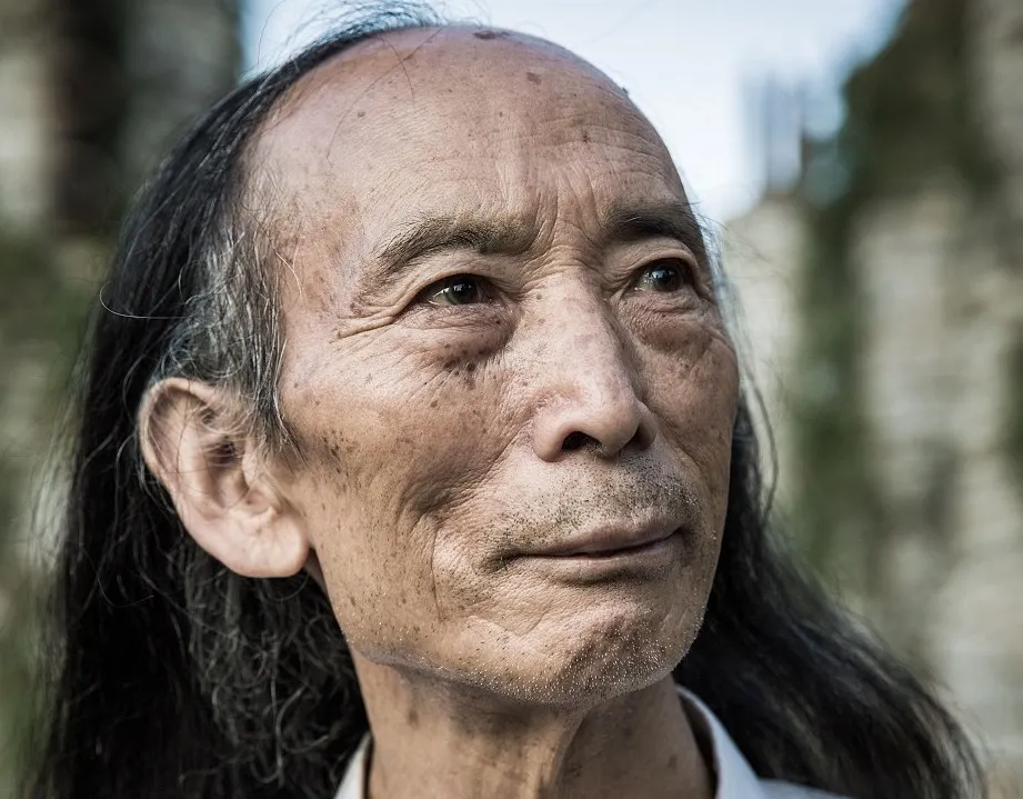 Un profesor chinez s-a izolat în munți și a construit ceva DE NECREZUT în 20 de ani